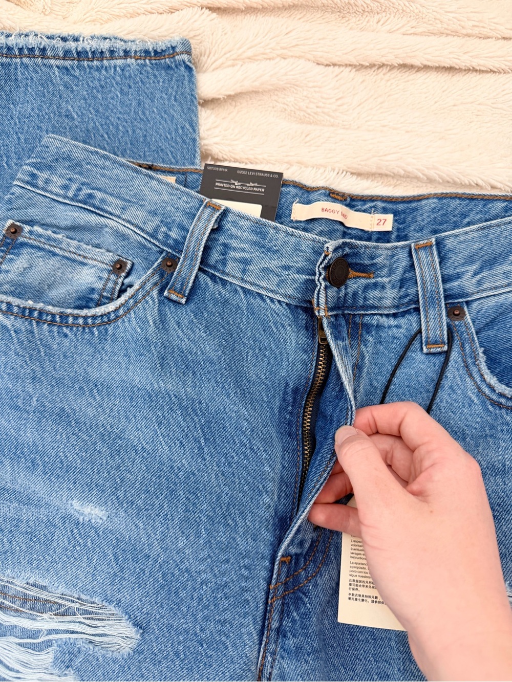 NWT Levi's Baggy Dad Women's Jeans premium denim medium wash distressed Sz 27x32 - Picture 4 of 7
